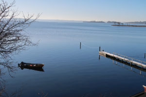 Ferienwohnung mit Ostseeblick: Kleiner Steg mit Holzboot im Wasser.